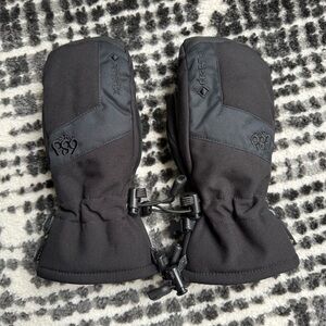 BRAND NEW “686” GORE-TEX thermal mittens